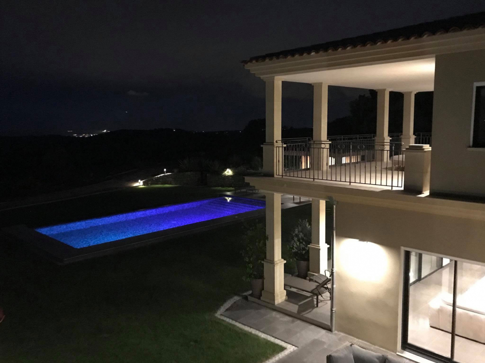 Vue de nuit de la villa sur la Côte d&#039;Azur pour mariage et évènements