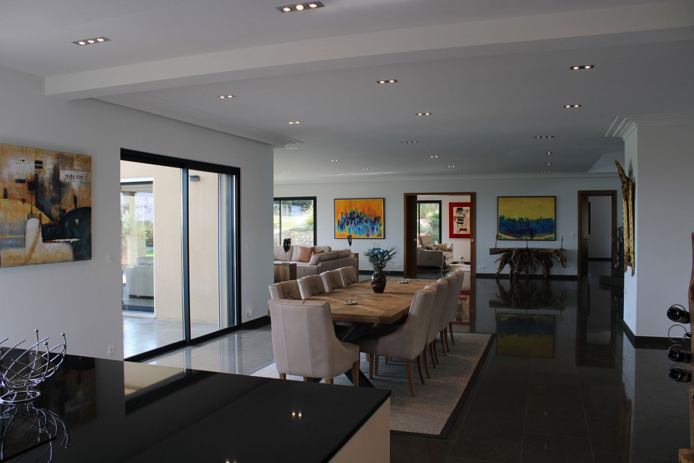 View of the dining room of Villa Azuréenne